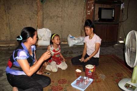 Chị Hà Thị Vân (bên trái) luôn có mặt để tuyên truyền cho hội viên phụ nữ về công tác phòng chống HIV/AIDS.

